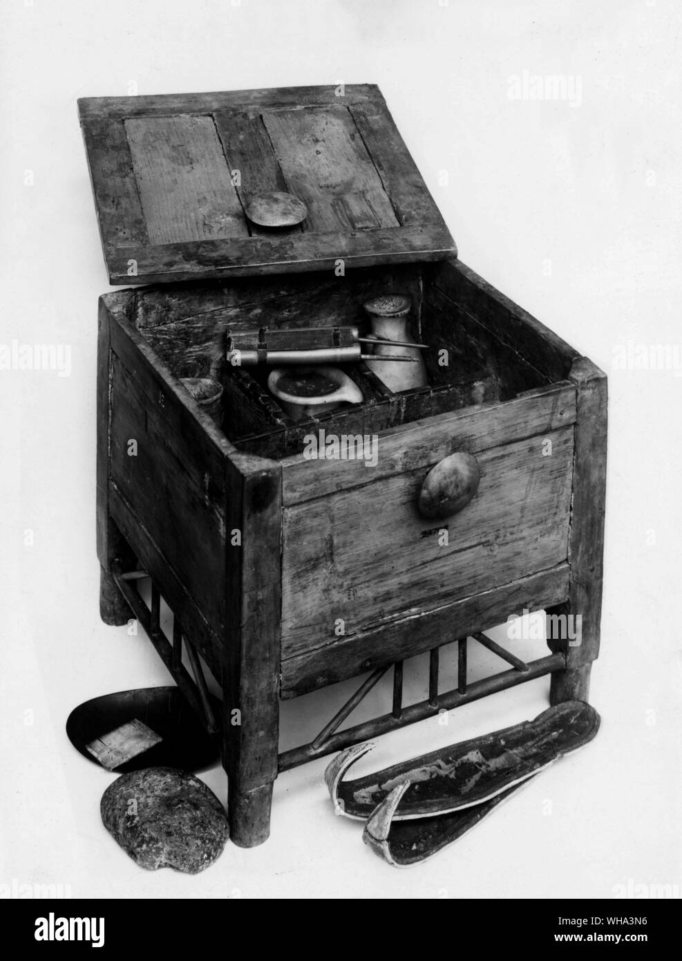 Ancient Egypt Toilet box of the Lady Tutu from Thebes, about 1300 B.C