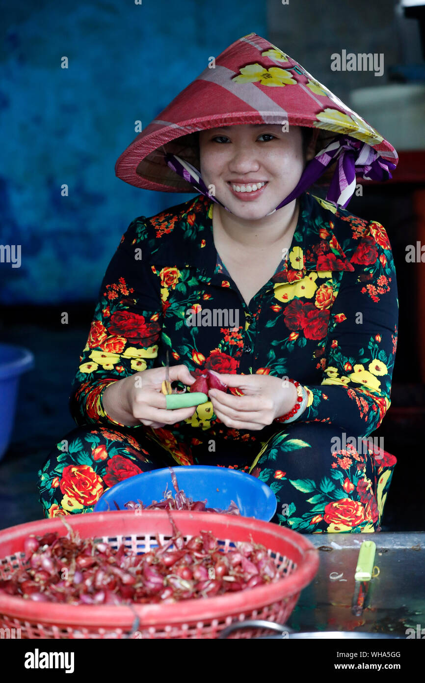 Close-up of woman peeling garlic at local food market, Vung Tau, Vietnam, Indochina, Southeast Asia, Asia Stock Photo