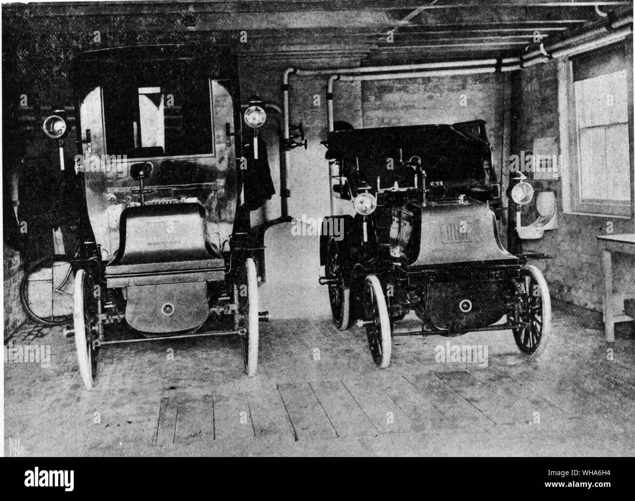 First purpose built garage Southport 1899. Left, the first fully enclosed motorcar Stock Photo