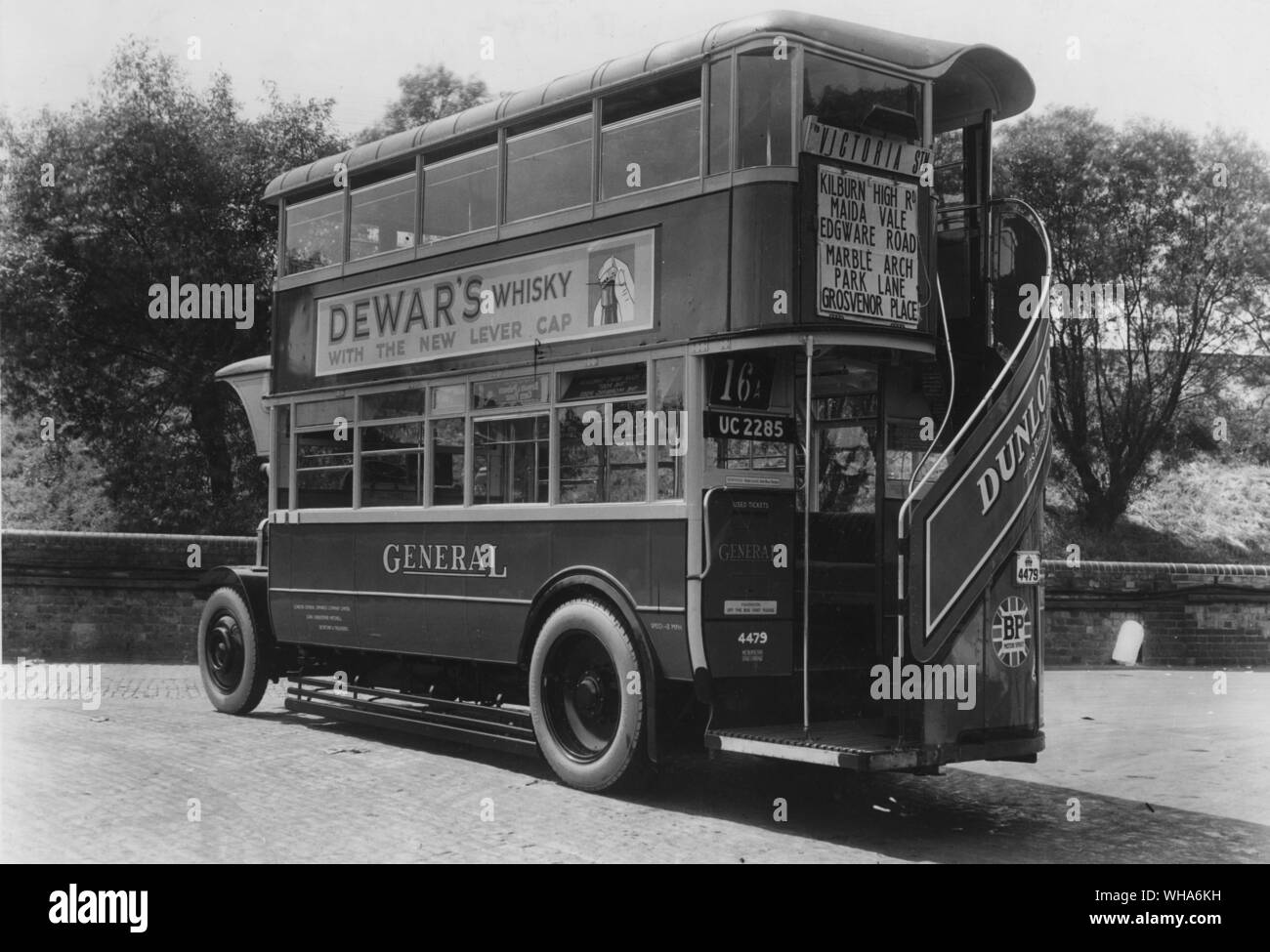 An omnibus passing 3 Compasses Inn. London 1850 Stock Photo