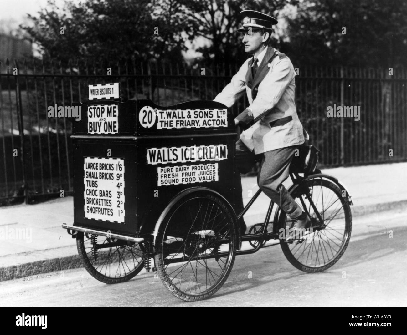 Walls Ice cream salesman 1922 Stock Photo