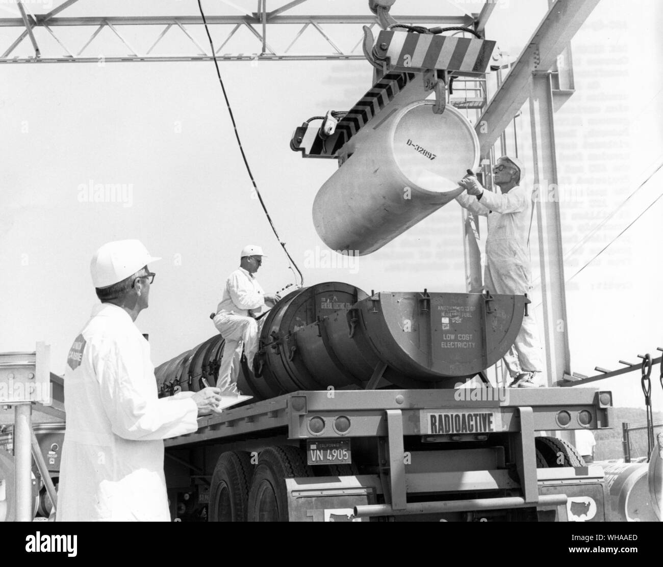 Enriched Uranium cylinder. Workmen at the US Atomic Energy Commission's Oak Ridge ( Tennessee ) Gaseous Diffusion Plant load a cylinder of Uranium hexafluoride enriched in uranium 235. Stock Photo