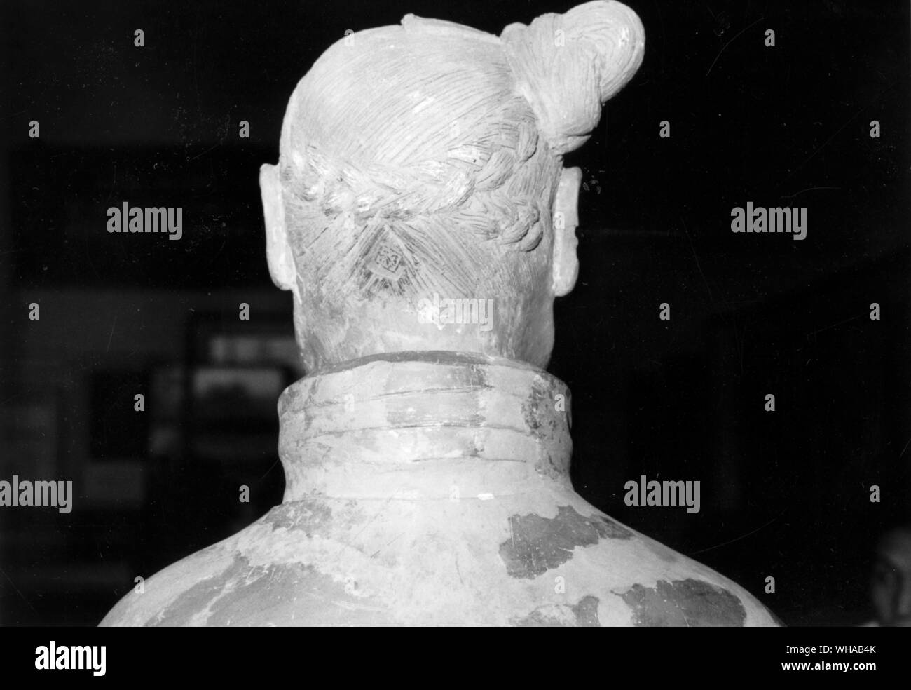 Rear view of a Ch'in officer. He would have been recognized by his distinctive armour as well as his headgear. The characters stamped on the base of the skull may refer to the persons name or that of the sculptor Stock Photo