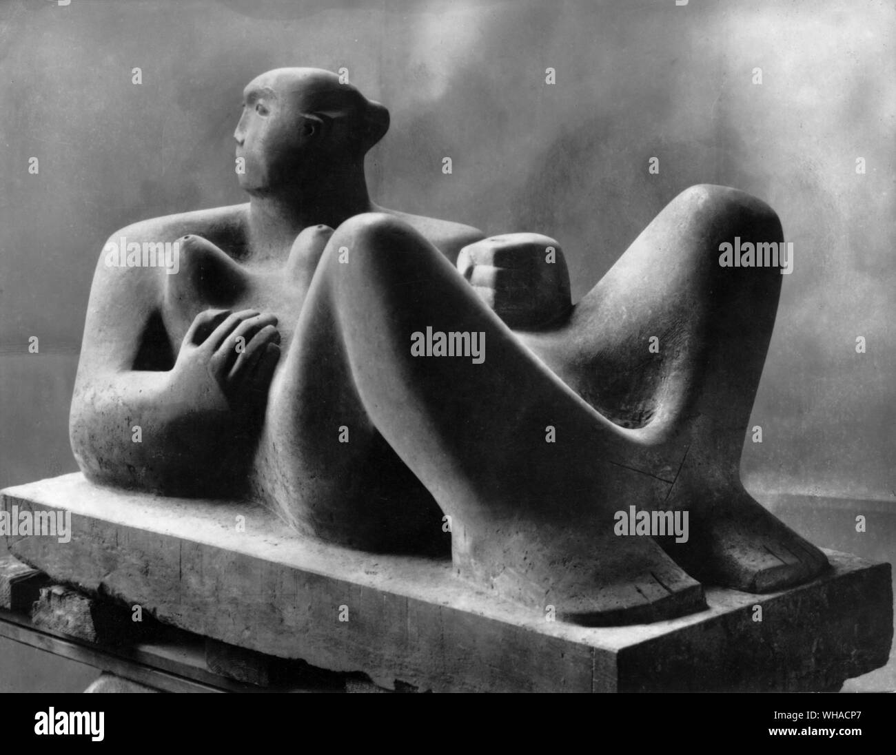 Henry Moore. Reclining figure. 1930. Green Hornton Stone Stock Photo