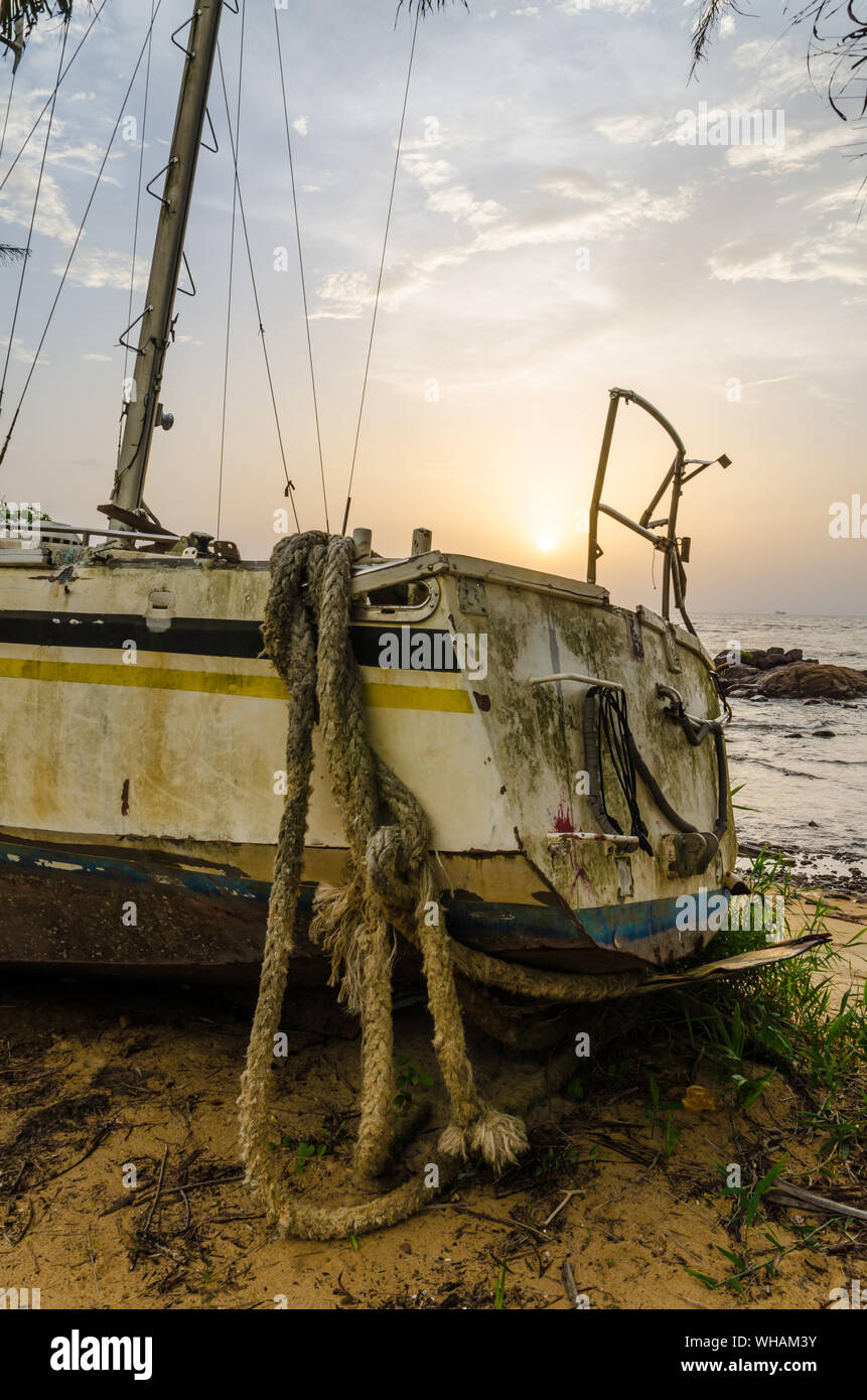 Moored boat tied up on beach hi-res stock photography and images - Alamy