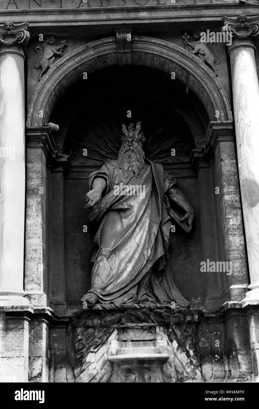 The much criticised figure of Moses in the central niche of the mostra of the Aqua Felice in the Piazza S Bernado Stock Photo
