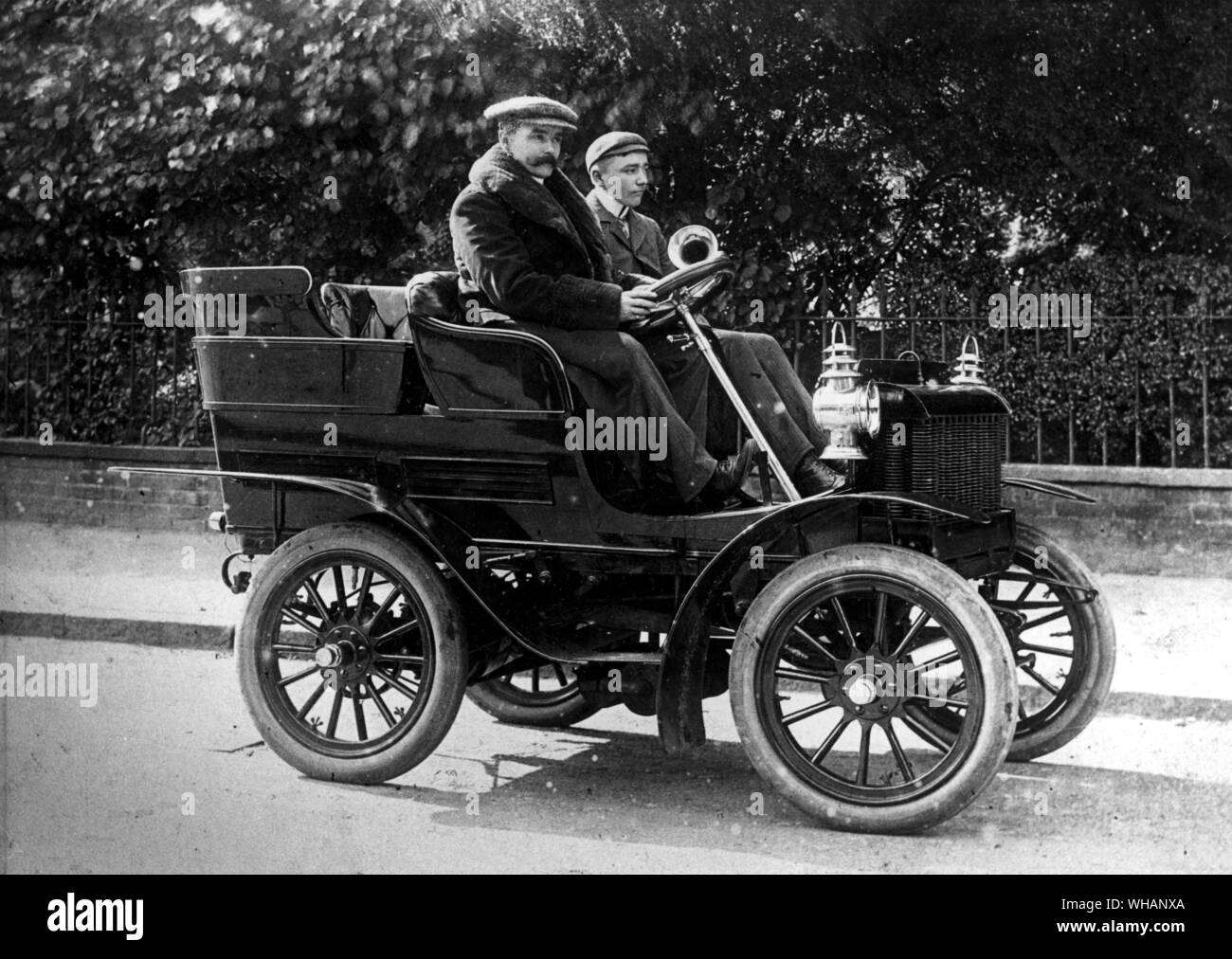 1900 Hurst and Lloyd 2 cylinder tonneau Stock Photo - Alamy