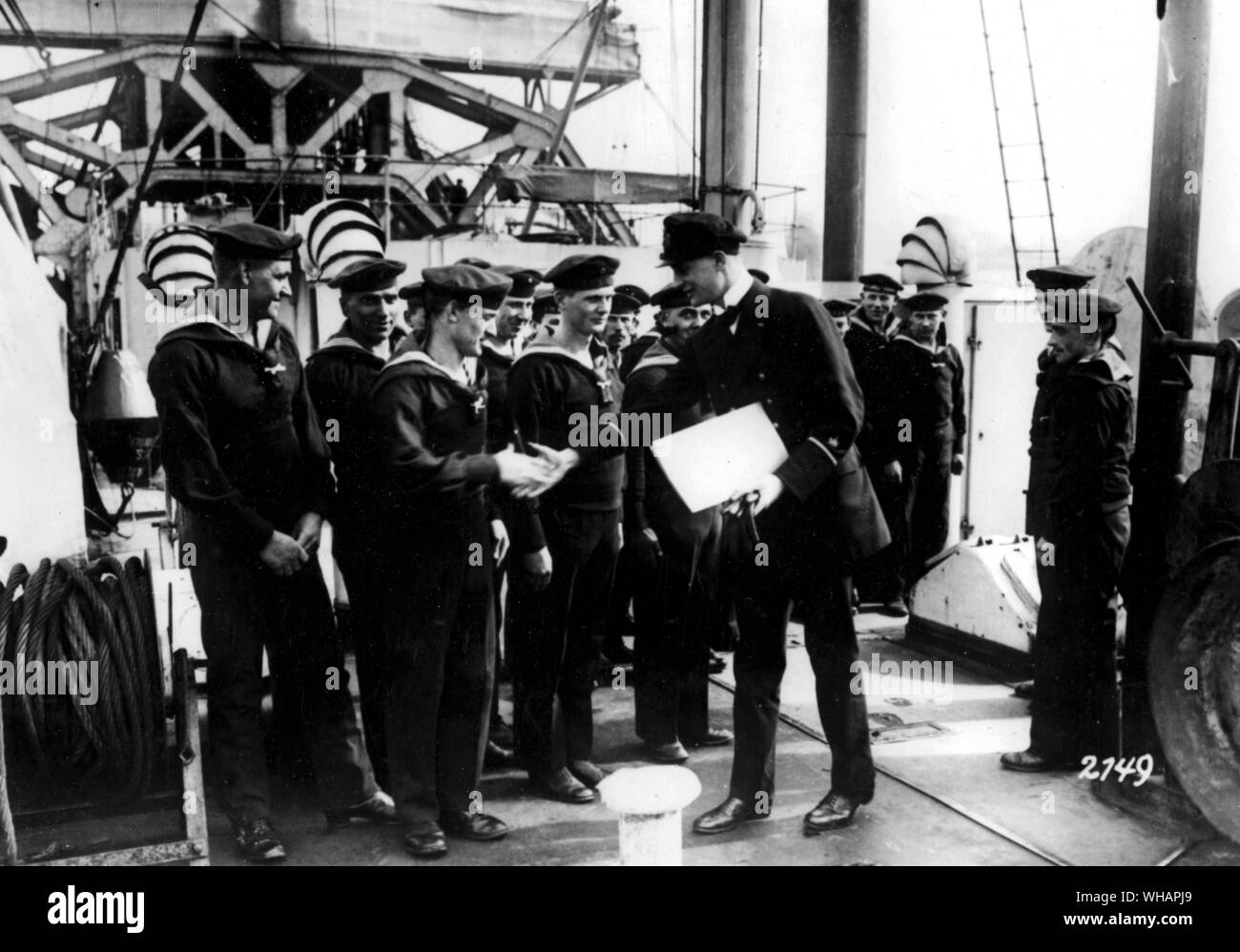 Officer in a training ship taking leave of sailors appointed to a submarine. April 1917 Stock Photo
