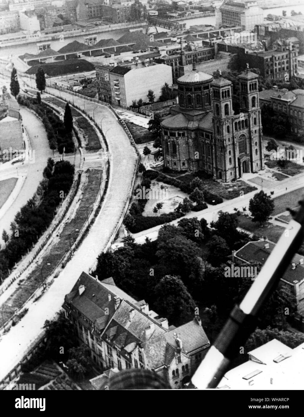 A section of the Berlin Wall with the so called ' Death Strip ' behind it St Thomas's Church at right, is in West Berlin.. 10th August 1962 Stock Photo