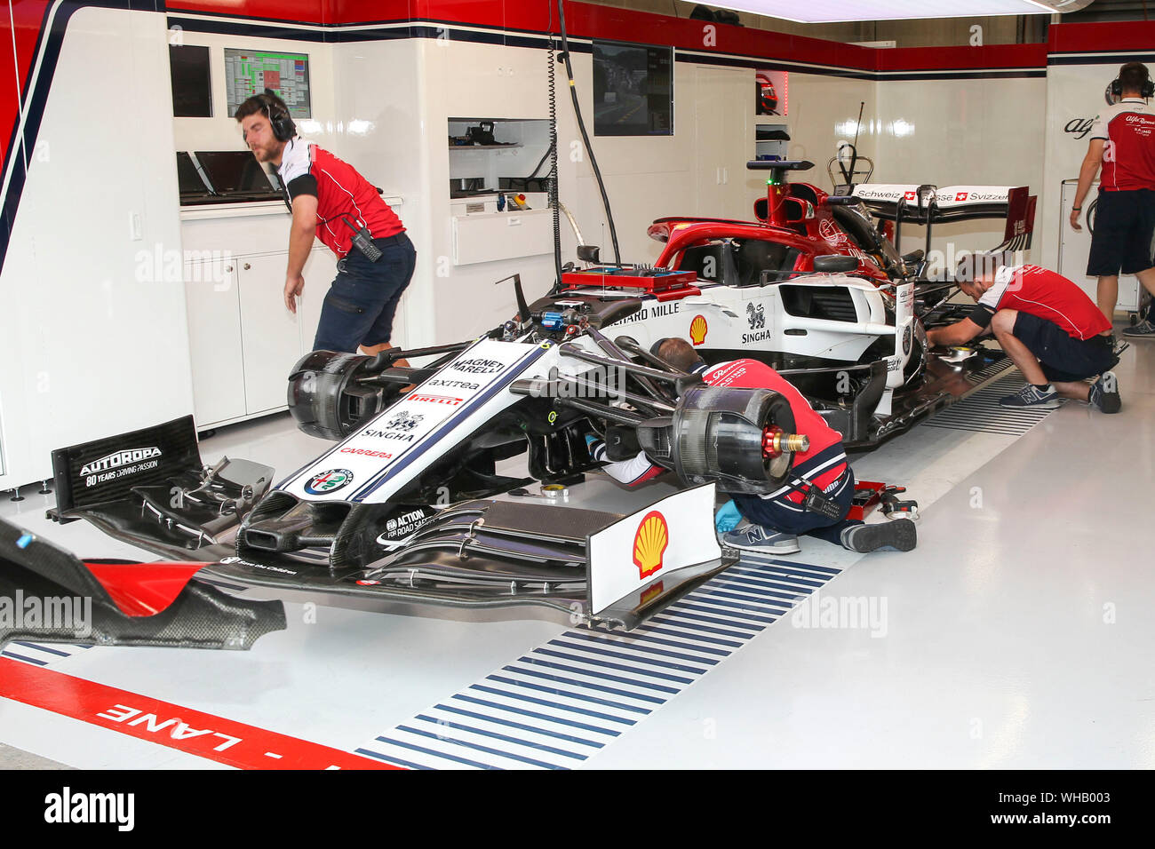 Renault Sport F1 Team, RS 19, E-Tech 19 engine View into the Box Auto  Mechanic at Formula 1 Johnnie Walker Belgian Grand Prix 01.09.2019 Circuit  de Spa-Francorchamps in Belgium | usage worldwide