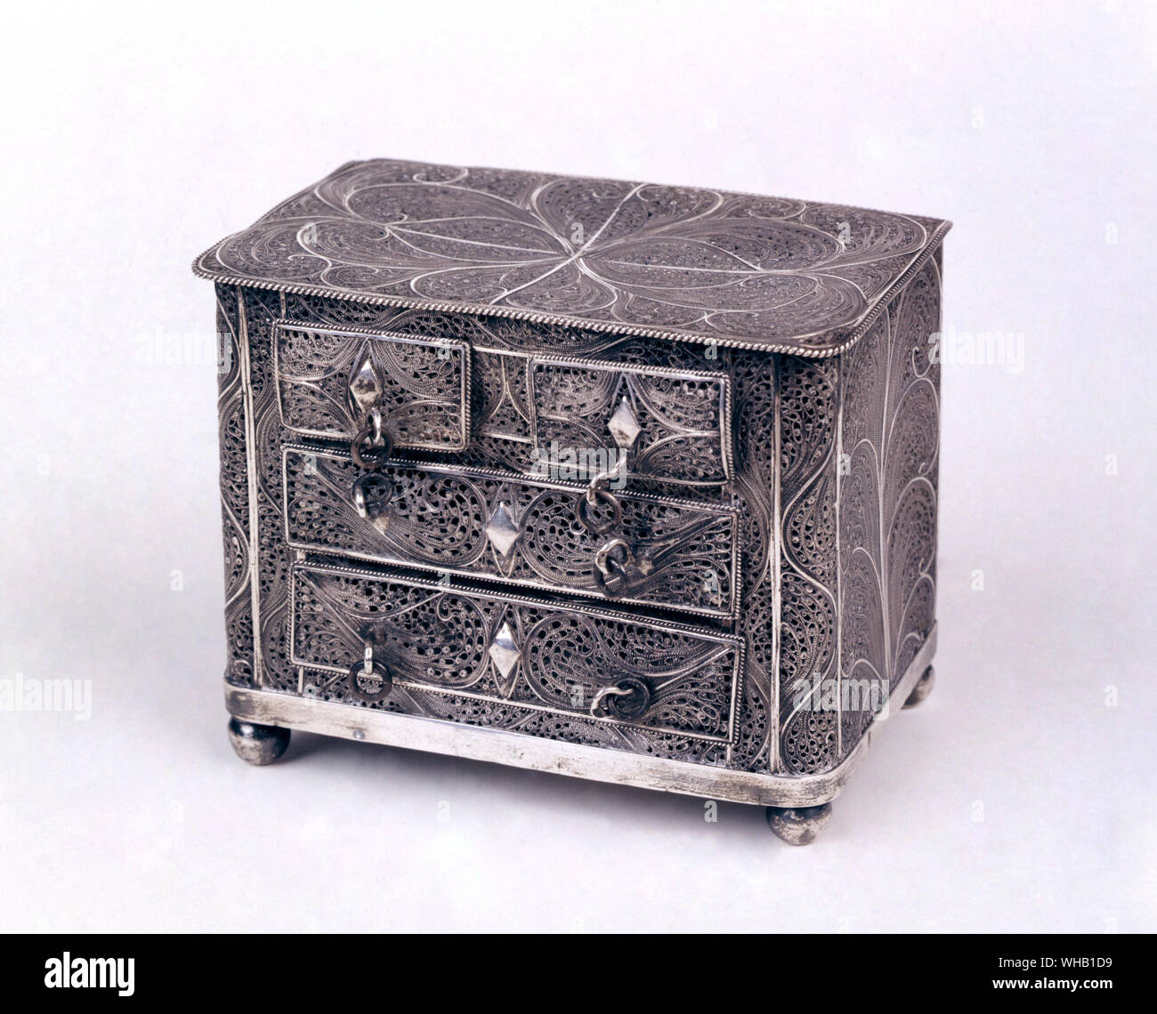 Silver filigree miniature chest, Portuguese, c.1880.. Claire Barrett Street Antique Market.. Stock Photo