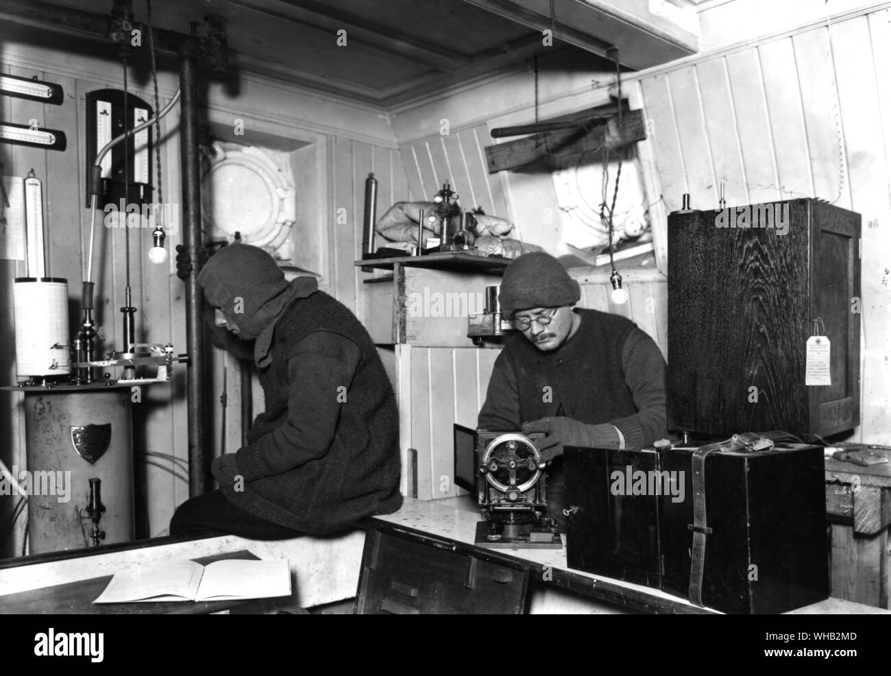 Sir Ernest Shackleton Expedition 1914-16. Checking equipment Stock Photo