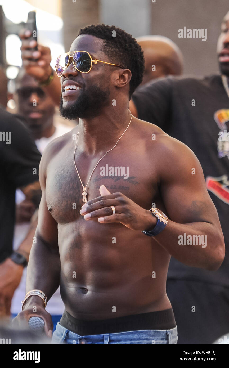 File Photo Kevin Hart Recovering From Back Surgery After Car File Photo Kevin Hart Recovering From Back Surgery After Car