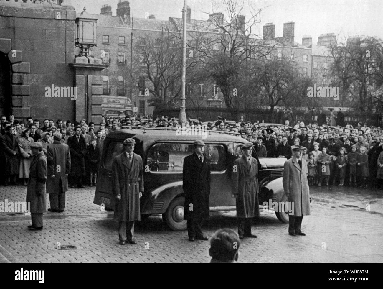 Irish Republican Army. The funeral of a member in 1957 when although the organization was illegal a guard of honour was formed and a crowd of more than two thousand people gathered Stock Photo