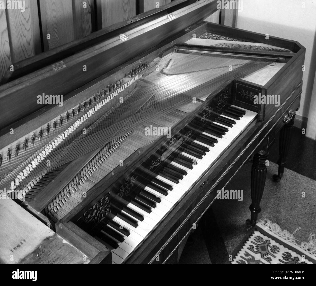 Square piano showing the interior of the instrument , circa 1825 , by Clementi - note the harmonic swell on the right - patented 1821 . Length 72 1/2 inches or 183.5 cm width 26 1/2 inches or 67.3 cm. The Colt Cavier Collection Bethersden Kent Stock Photo