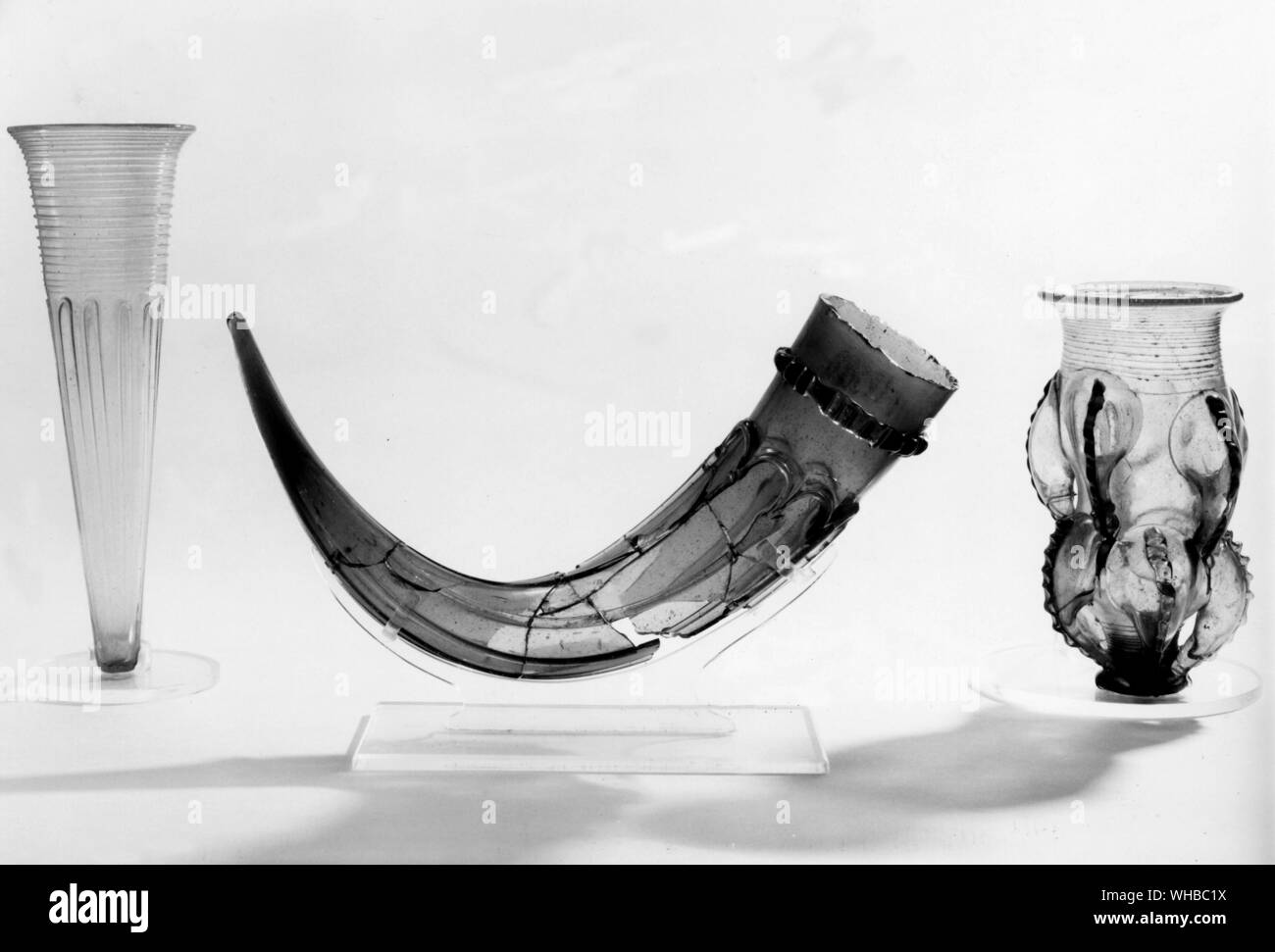 Drinking horn - Rainham, Essex . Claw beaker - Castle Eden. Fluted vase - Kingston, Beds.. Roman glass ???. Stock Photo