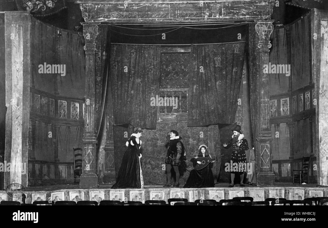 Hamlet at Carpenters Hall 1900 . William Poel's production. Edgar Playford (queen) Charles Bright (Laertes) Master Barrington (Ofelia) Philip Anstey (King) William Poel (Hamlet) First quarto version Stock Photo