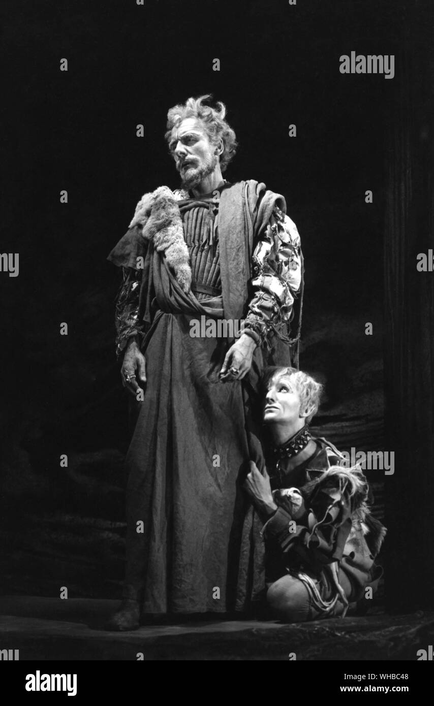 John Gielgud as King Lear and Alan Badel as the Fool. Royal Shakespeare Theatre Stratford upon Avon 1950 Stock Photo
