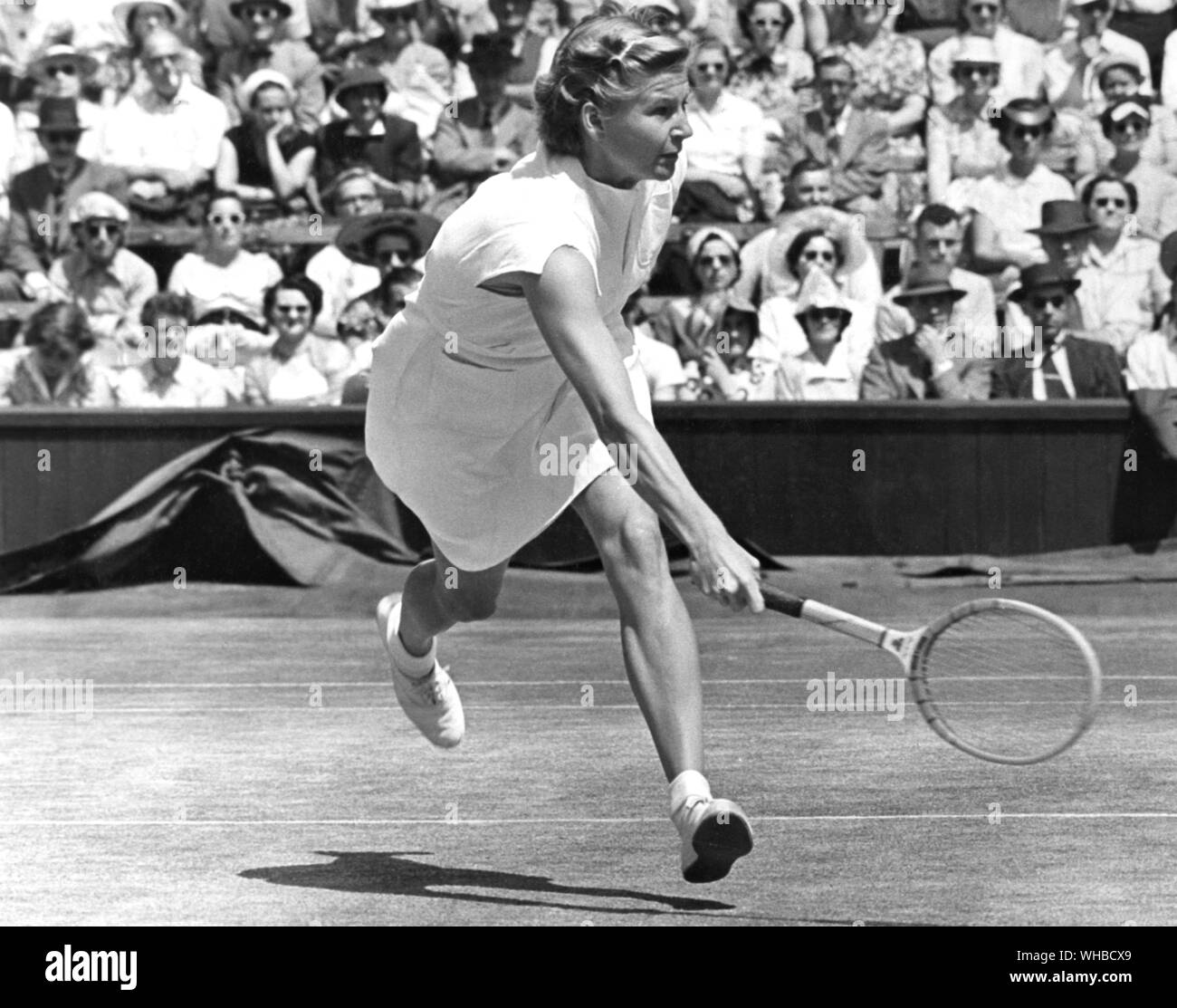 Wimbledon - Mrs. Louise Brough (USA) seen here in action against Maureen Connolly (USA) 5th July 1952.. Stock Photo