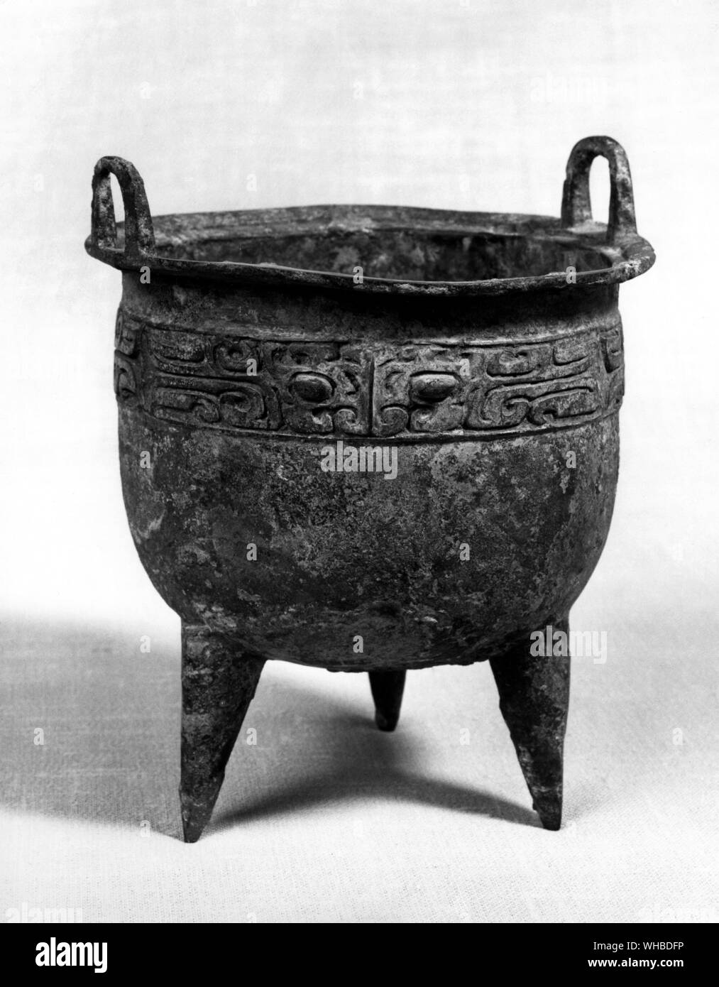 Bronze ritual tripod vessel ting , with monster mask , excavated in 1955 at Pai chia chuang , Cheng chou , Honan . Shang Dynasty 16th - 15th BC Stock Photo