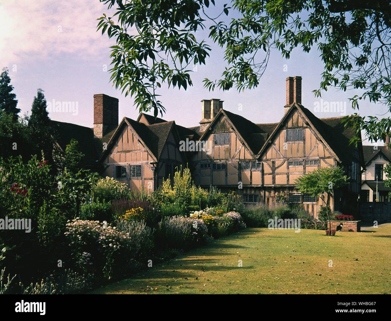 Hall's Croft, Stratford, situated in the Old Town area of Stratford, a few footsteps away from Shakespeare's burial place at Holy Trinity Church, this house was home to Shakespeare's daughter Susanna who in 1607 married a highly-respected local physician, Doctor John Hall (after whom the house is named). The Tudor building is of remarkable interest apart from its Shakespearian connections. The oldest part of the house dates from the early part of the 16th century. It was originally a small building with outhouses and was later enlarged to provide an imposing residence for Dr John Hall. Stock Photo