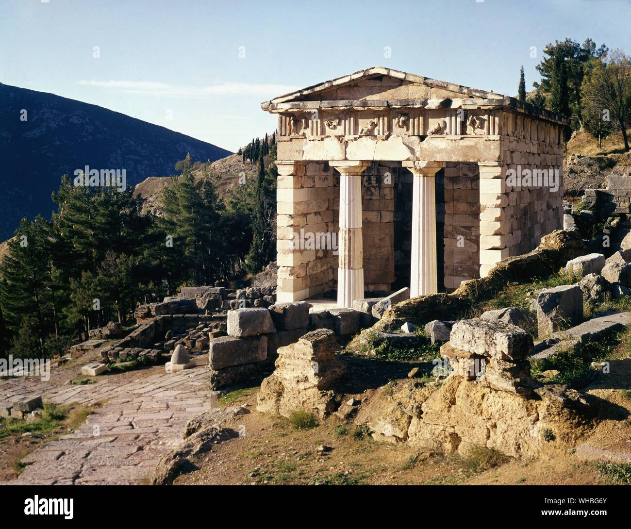 Treasure House of the Athenians, Delphi, Greece - 490 - 485 B.C. With the booty of their victorious war against Persia, the Athenians build their treasure house in Delphi. . Stock Photo