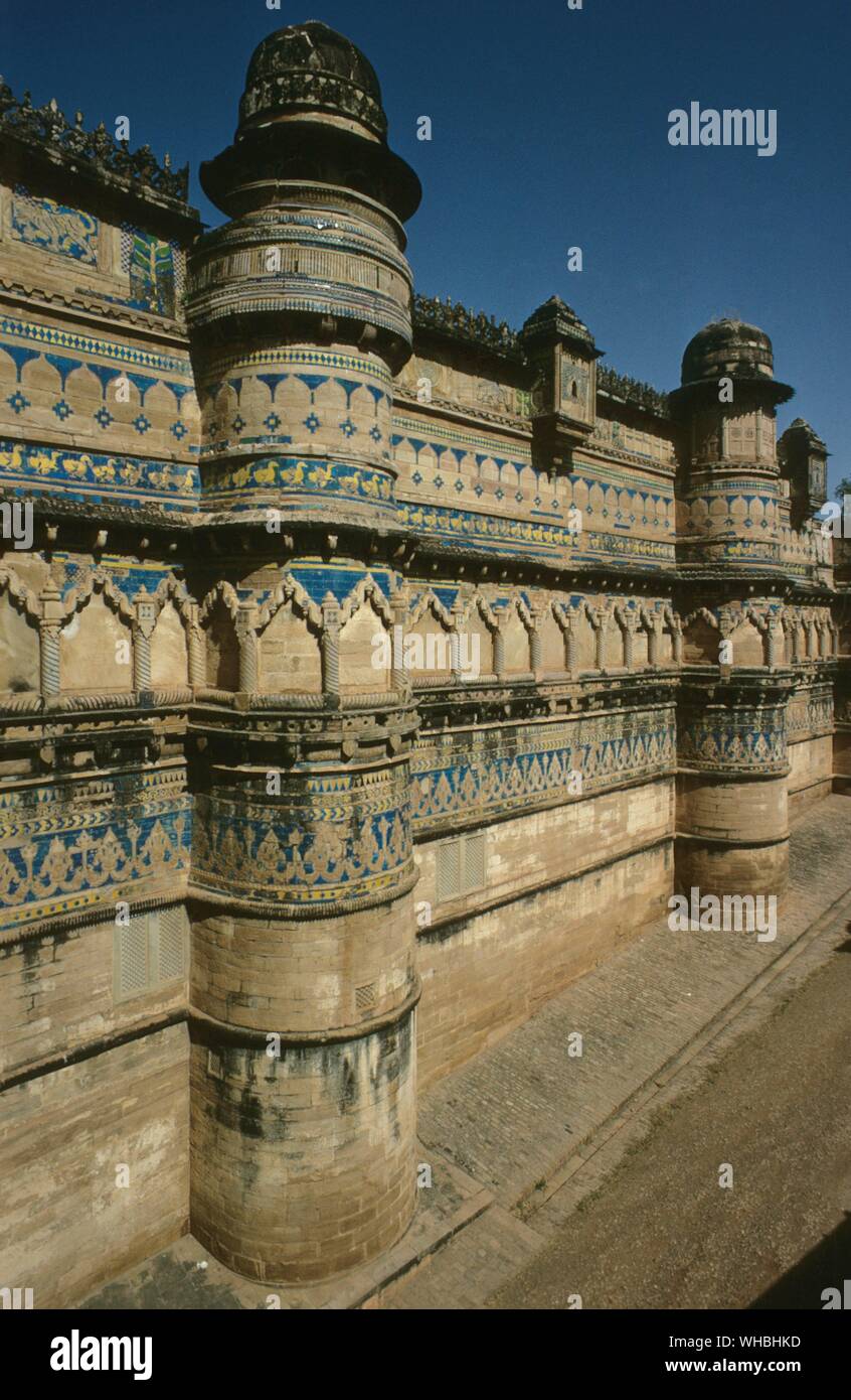Gwalior Fort : Part of the outer walls of the Gwalior Fort, built by Raja Mansingh Tomar in 15th century. The fort stands on a steep hill of sandstone and towers above the city of Gwalior , Madhya Pradesh , India. Stock Photo
