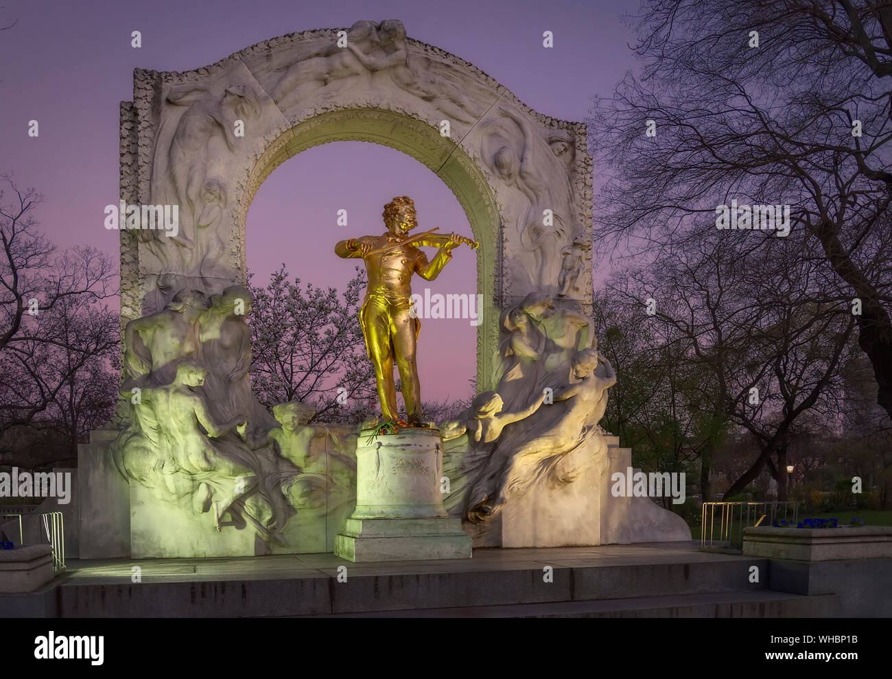 Night view of the golden bronze monument of Johann Strauss II, Vienna Stock Photo