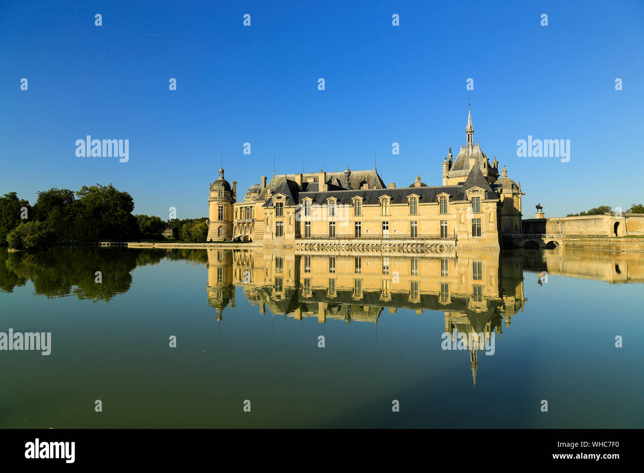 Chateau de Chantilly reflected in its still lake Stock Photo Alamy