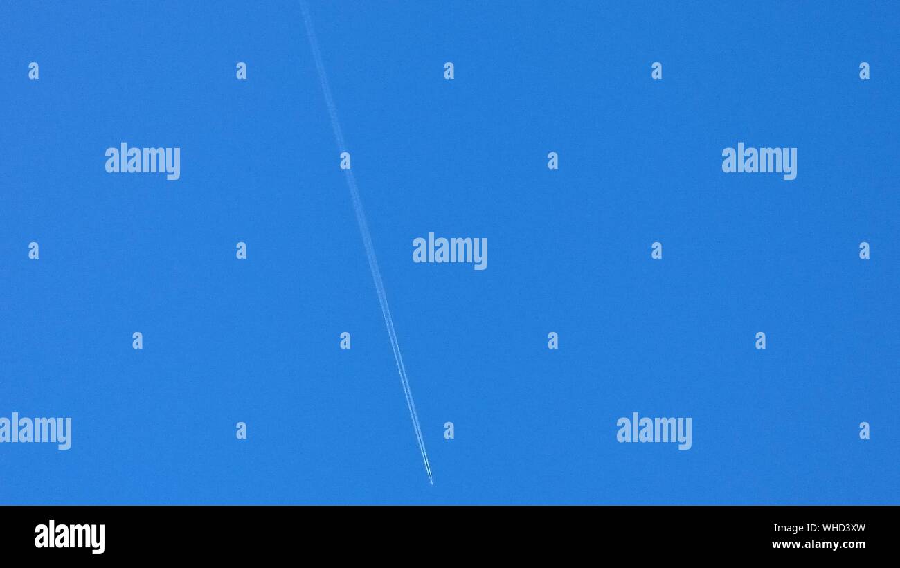 Long contrail hi-res stock photography and images - Alamy