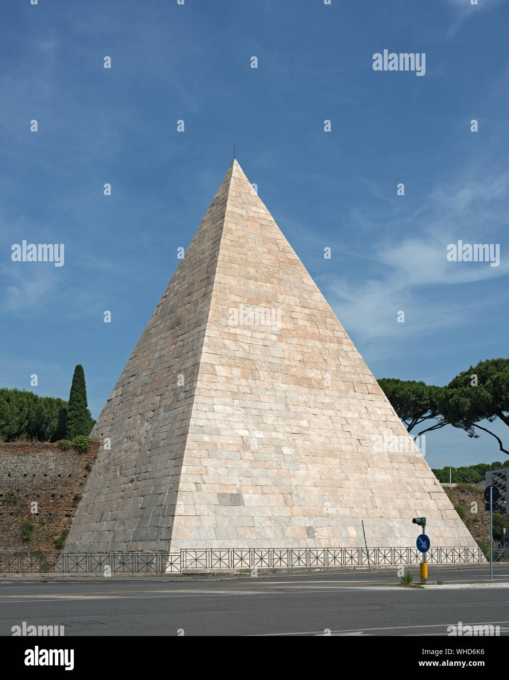 Pyramid of Cestius, Rome, Italy. About 15 BC Stock Photo - Alamy