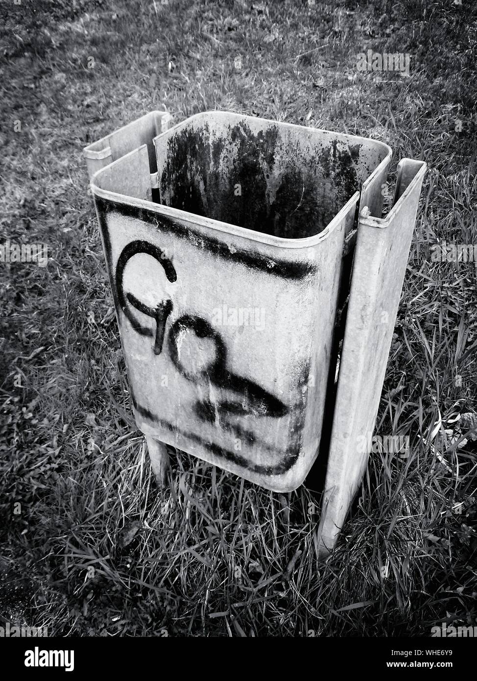 Graffiti bin hi-res stock photography and images - Alamy
