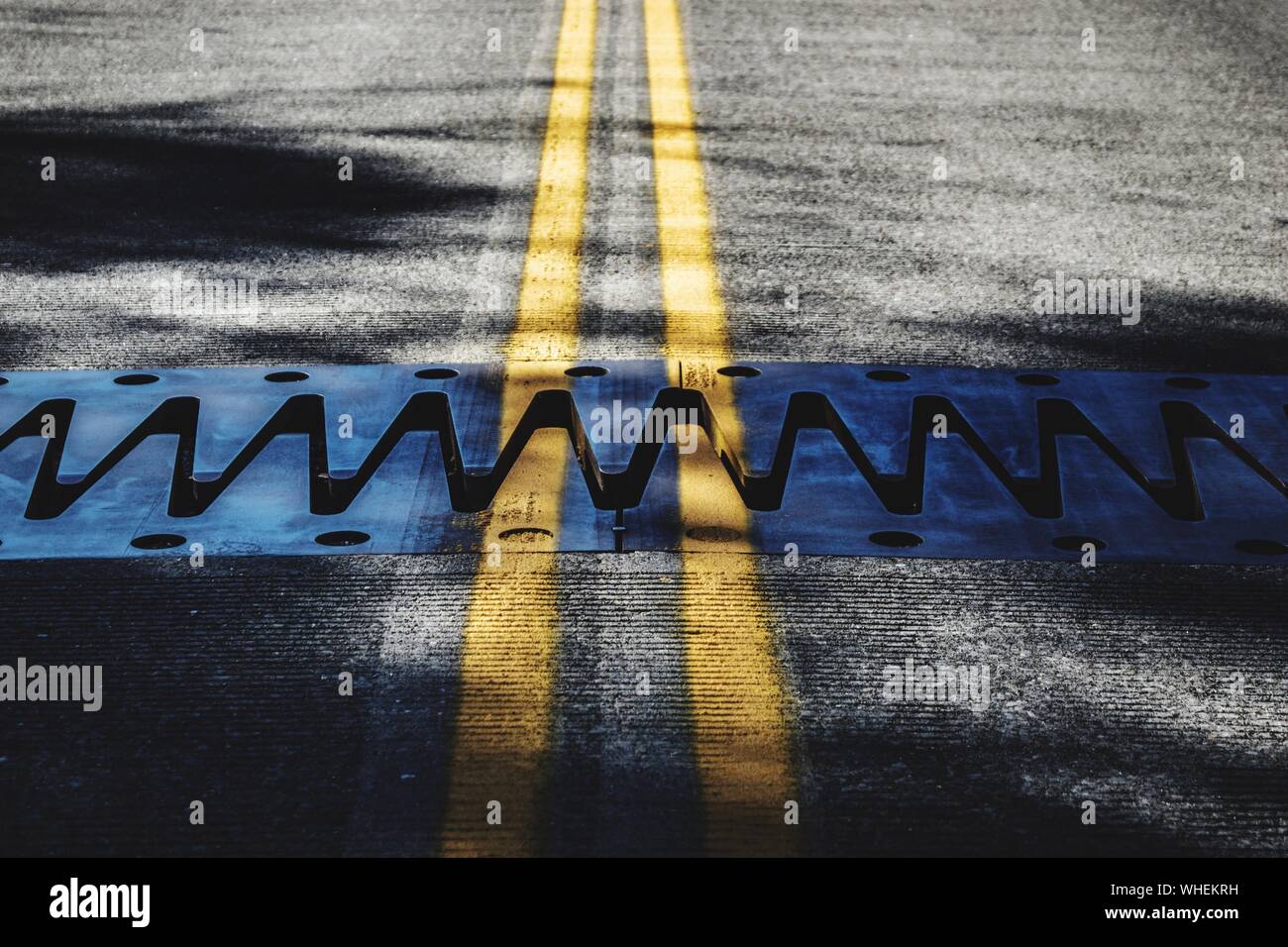 Zigzag road markings hires stock photography and images Alamy