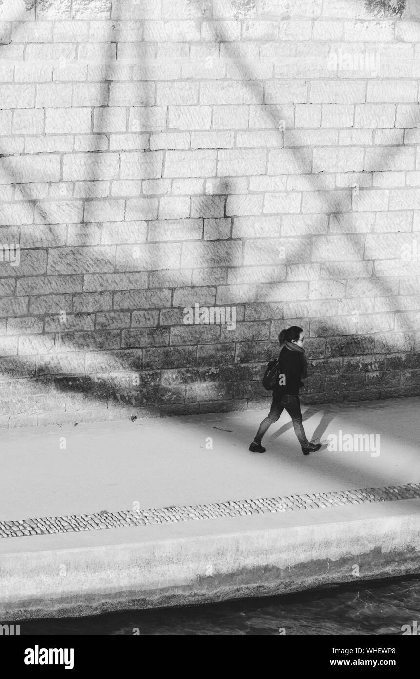 Shadow woman on wall sidewalk hi-res stock photography and images - Alamy