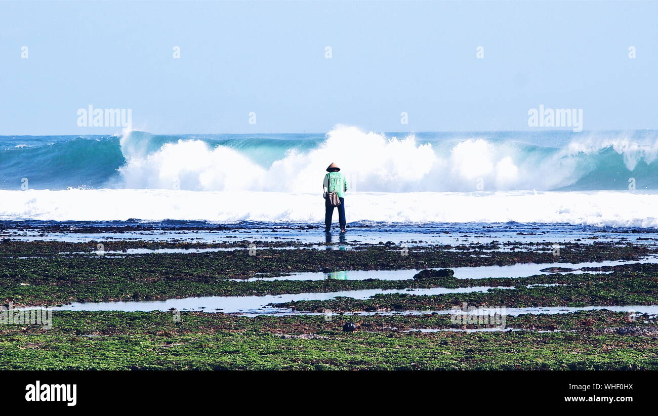 Man watching waves hi-res stock photography and images - Alamy