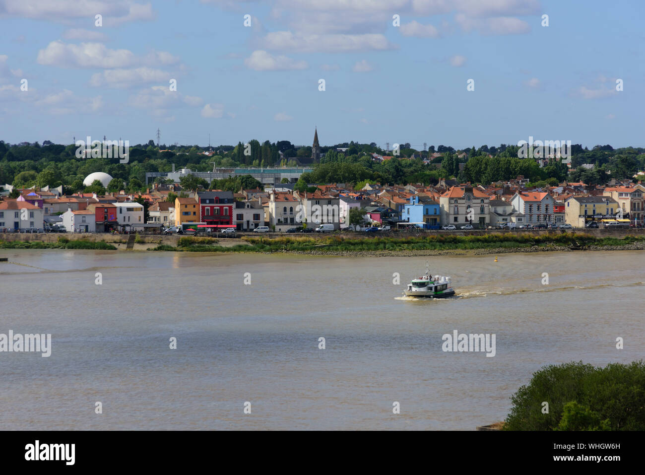 Nantes, Blick über die Loire auf auf Trentemoult Stock Photo