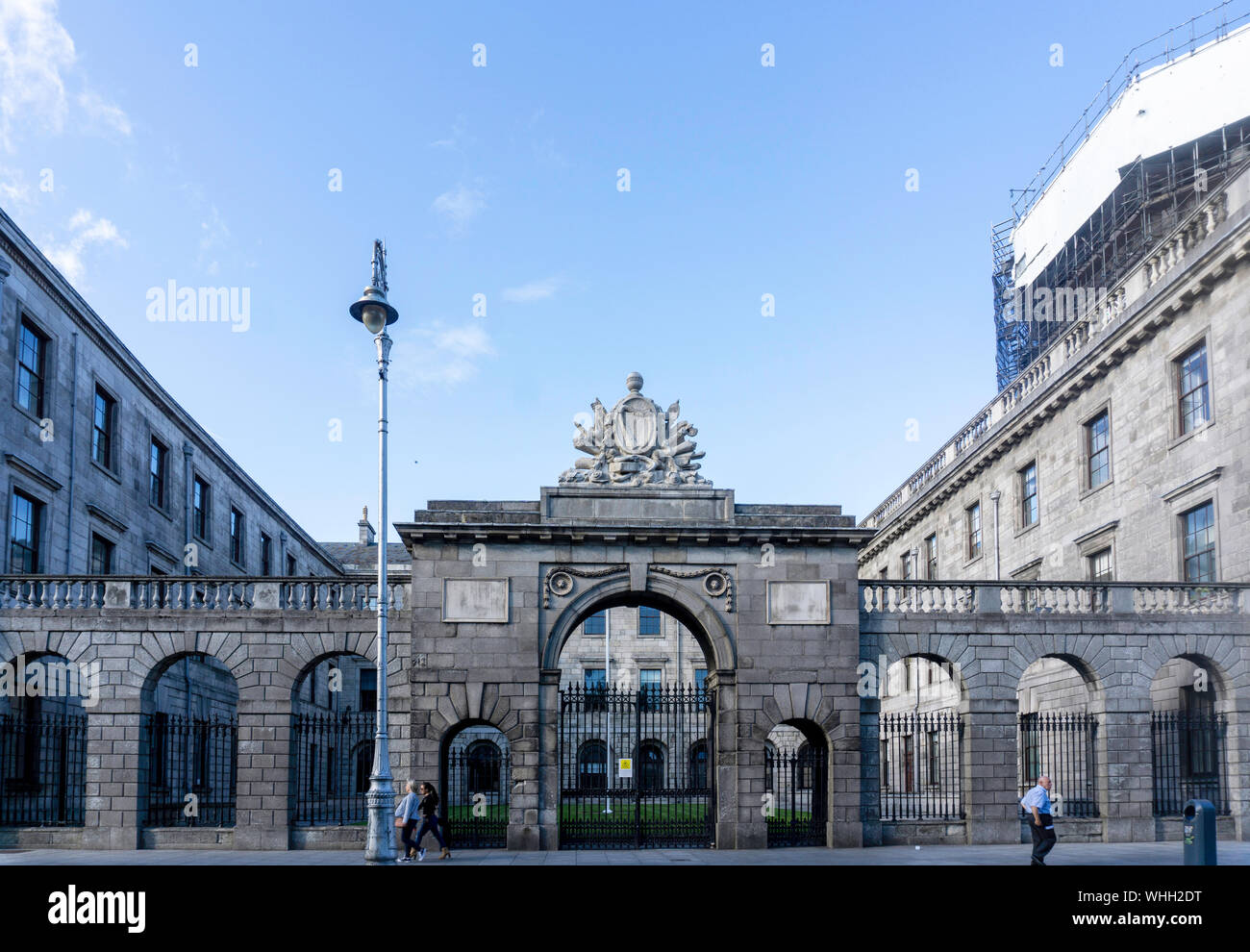 Part of the Four Courts building on Inns Quay, this gate is topped by a sculpture of the  crowned harp of the Kingdom of Ireland Stock Photo