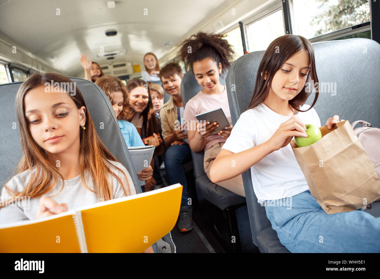 Lose the bus. Экскурсия подростков и девушек. Go to School by Bus. Children going to School by Bus. Студенты на экскурсии. Lose the bus. Экскурсия подростков и девушек. Go to School by Bus. Children going to School by Bus. Студенты на экскурсии.