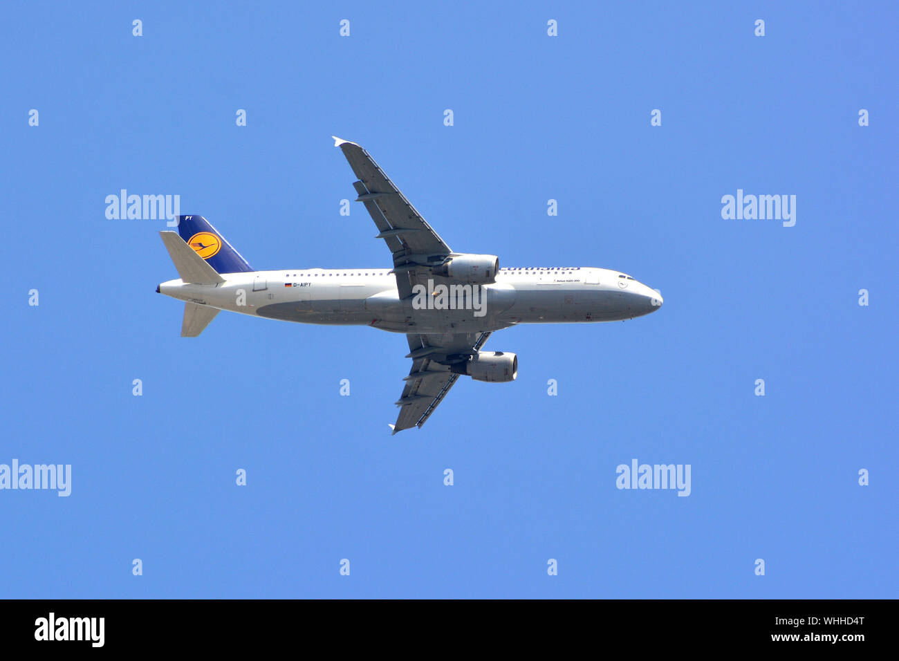 Lufthansa airbus a320 211 hi-res stock photography and images - Alamy