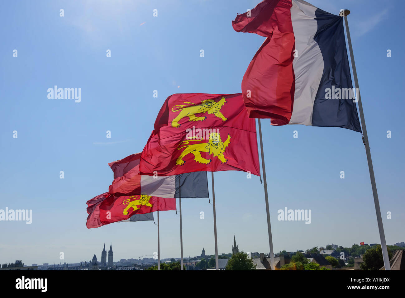 Die Flaggen von Frankreich und der Normandie am Schloss von Caen - Flags of France an Normandie at the Castle of Caen Stock Photo