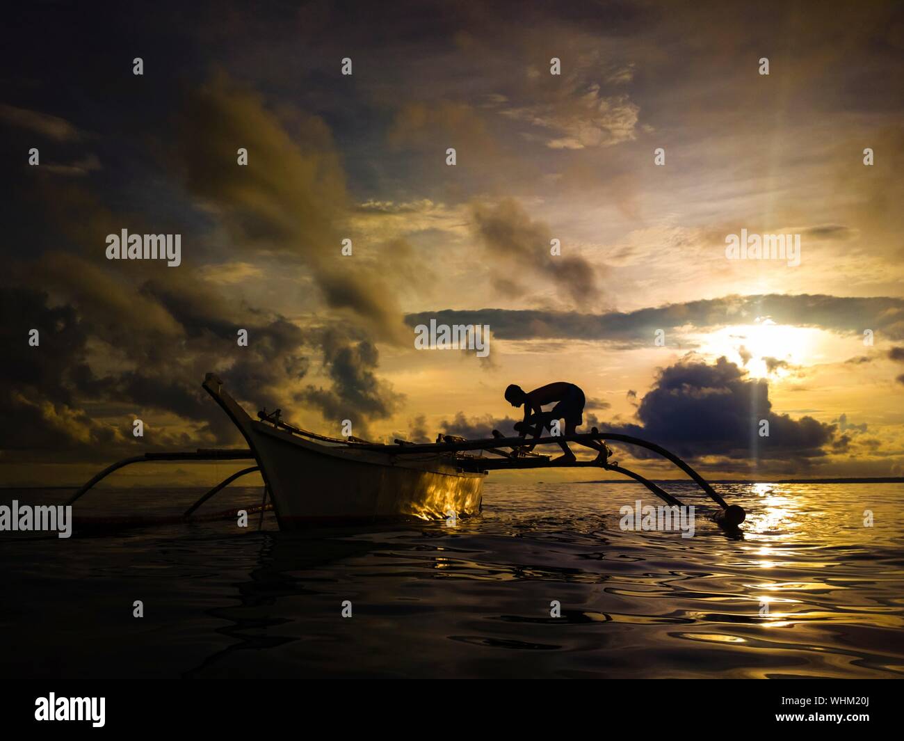 Boy boat beach sunset hi-res stock photography and images - Alamy