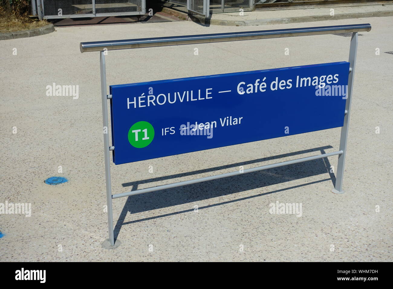 Caen, Straßenbahnhaltestelle Cafe des Images - Caen, Tram Stop Cafe des Images Stock Photo