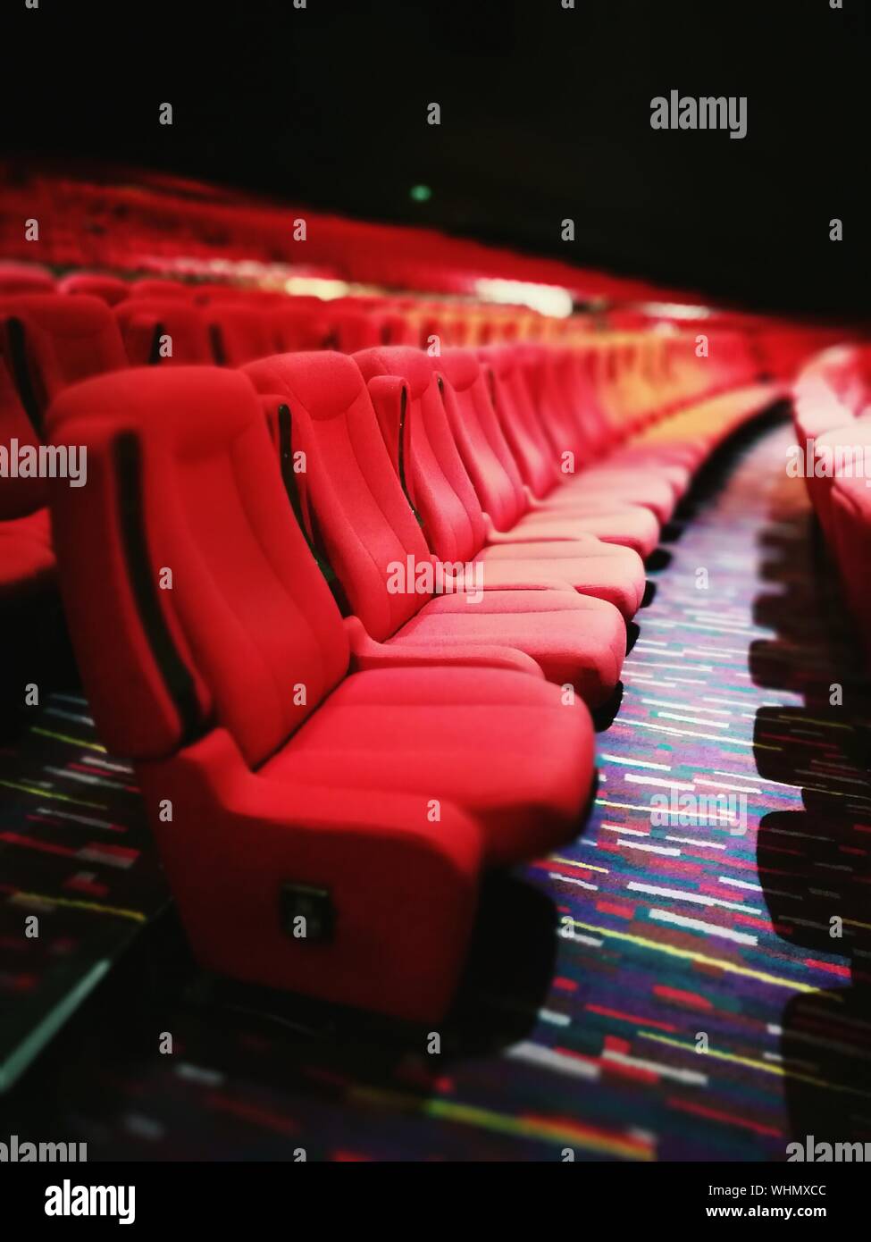 Red auditorium seats hi-res stock photography and images - Alamy