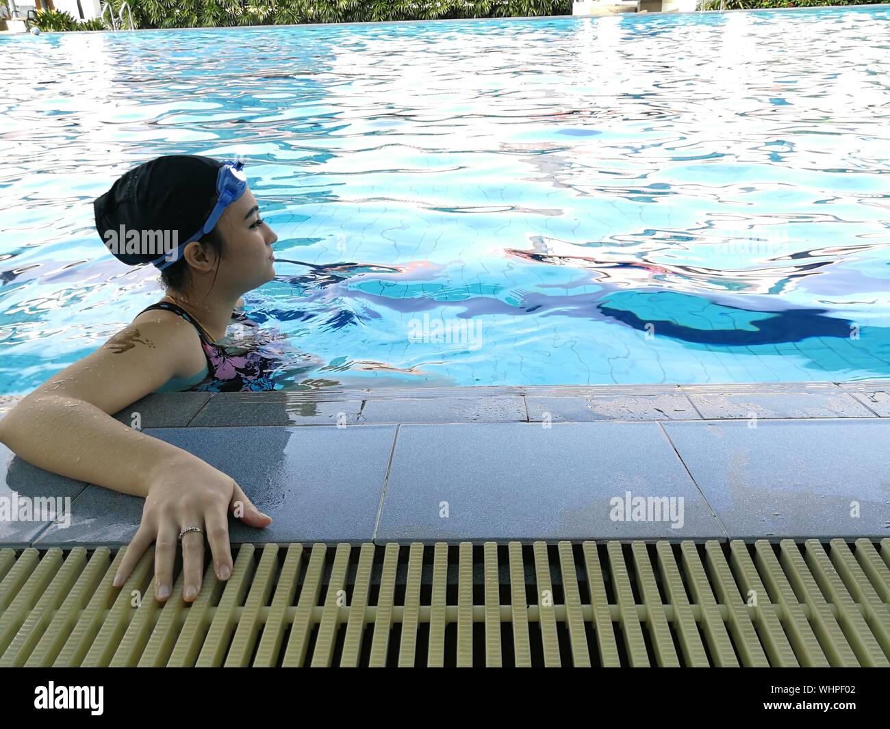 Woman relaxing by swimming pool hi-res stock photography and images - Alamy