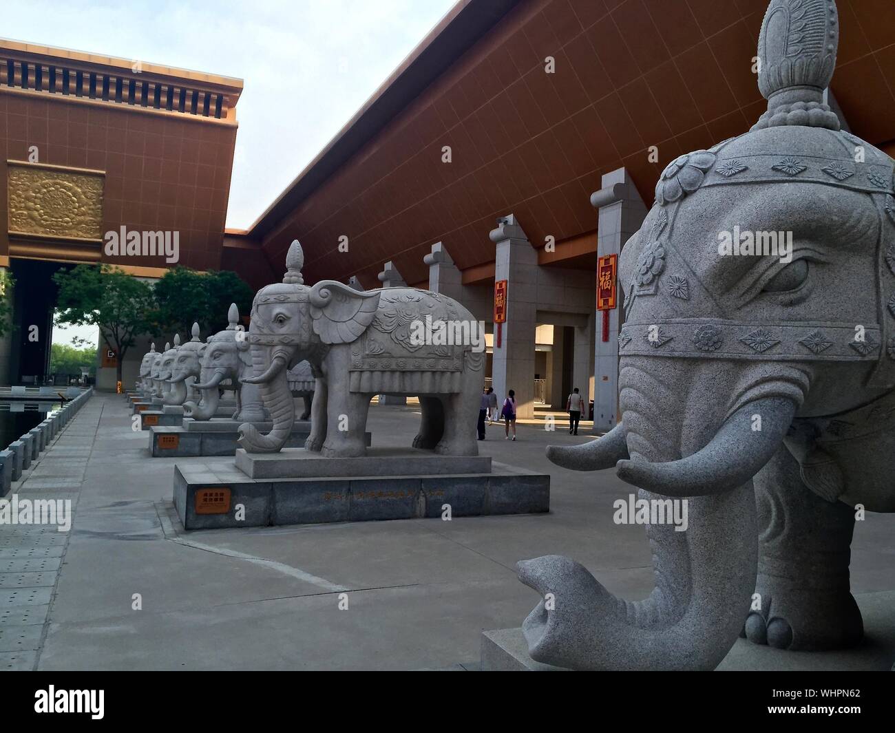 Elephant stone statues hires stock photography and images Alamy