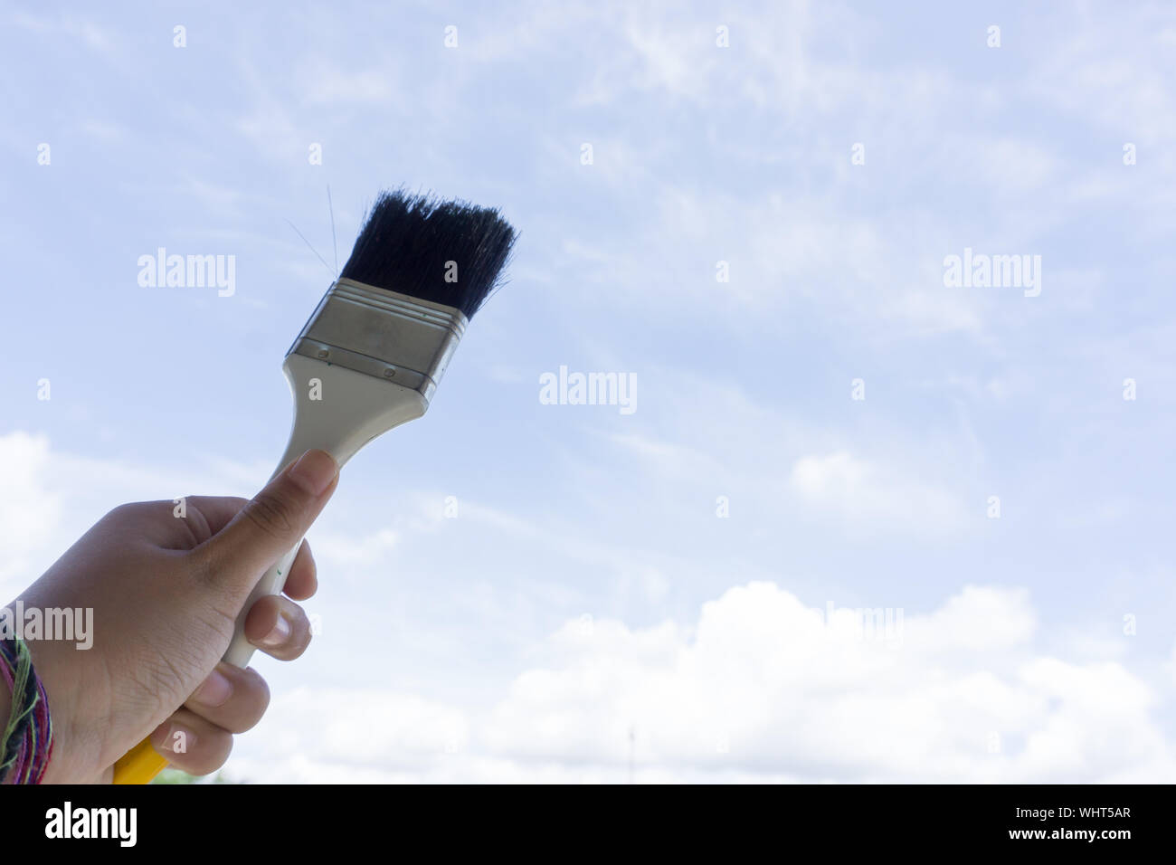 Hand holding paint brush hi-res stock photography and images - Alamy