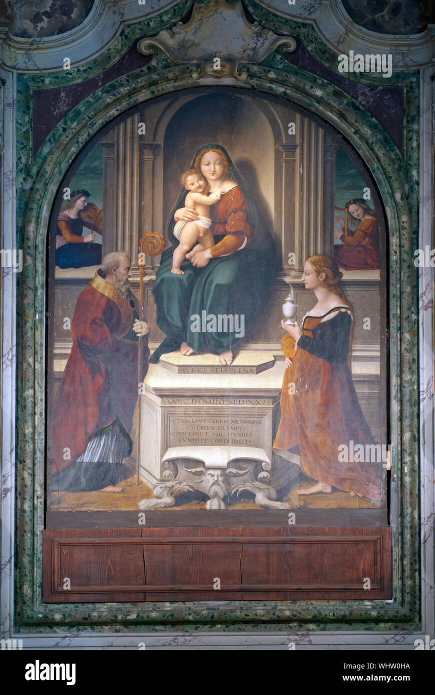 “La Vergine col Bambino, San Martino Vescovo, Santa Maria Maddalena e due Angeli”(1521) by Domenico Alfani, Città della Pieve, Perugia, Umbria, Italy Stock Photo
