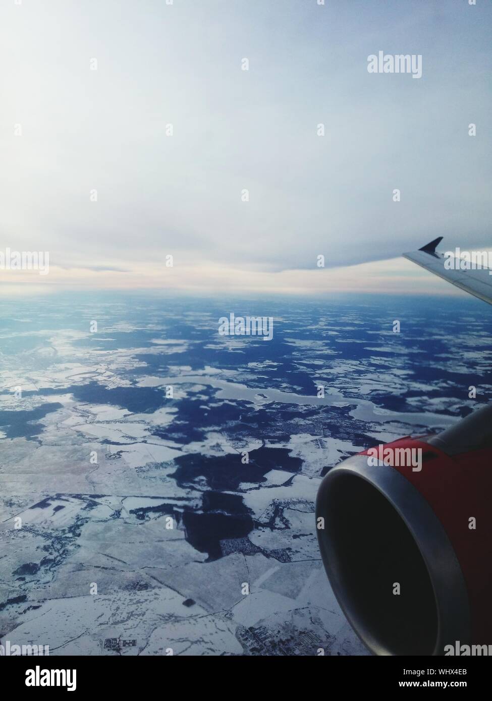 Airplane lands hi-res stock photography and images - Alamy