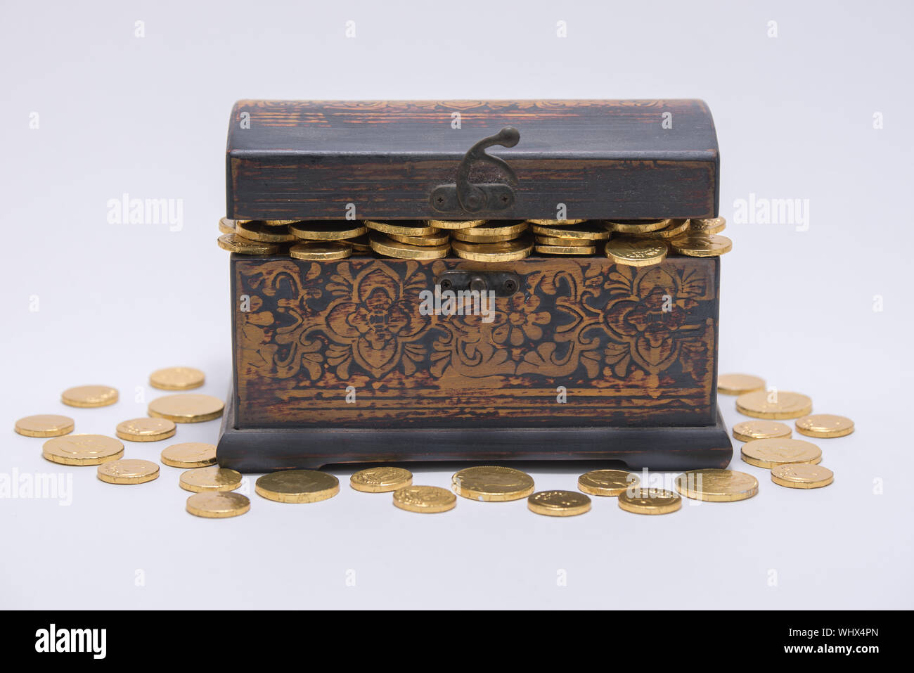 Gold coins treasure hi-res stock photography and images - Alamy