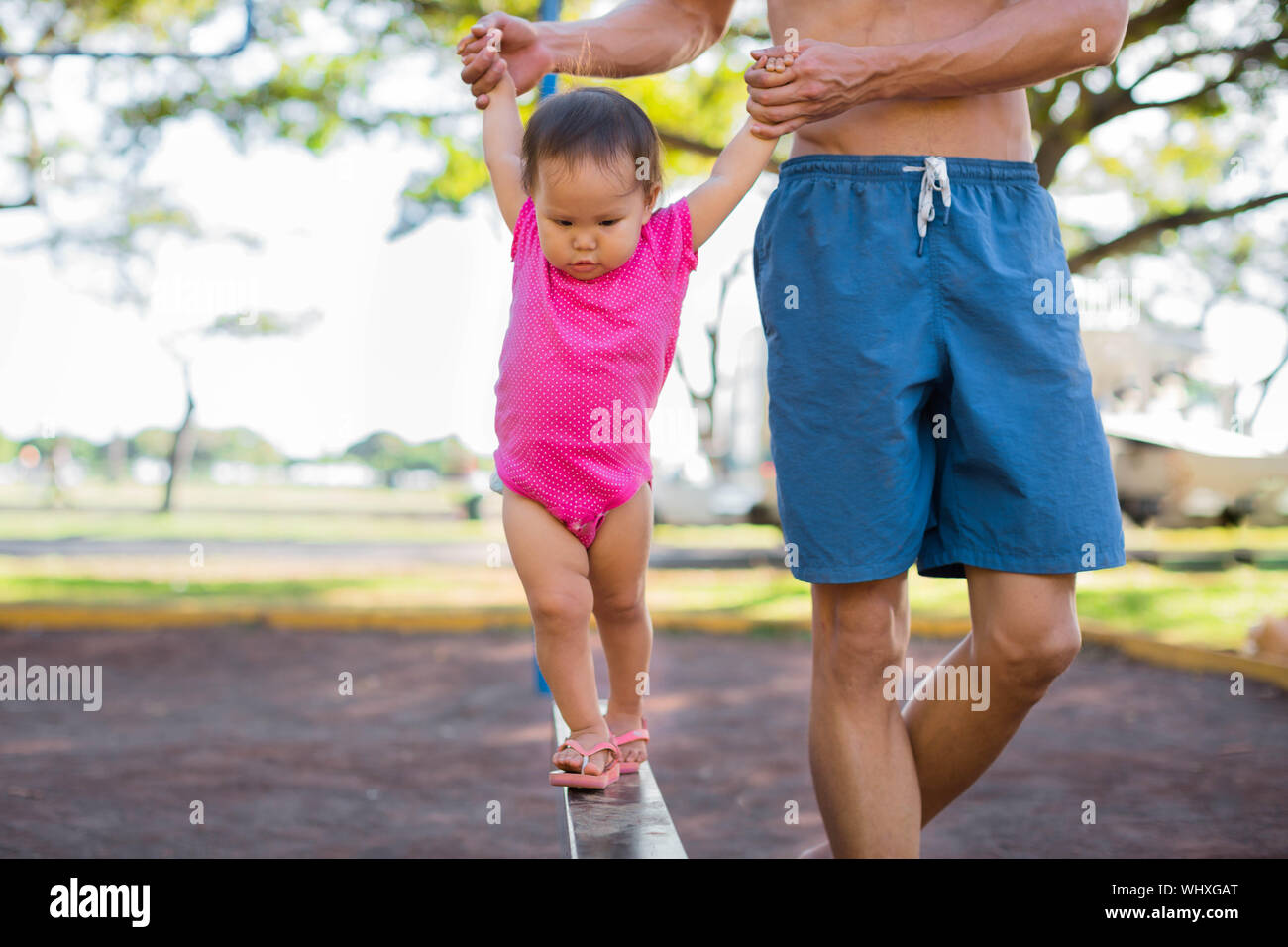 Ребенок ходит. Первые шаги. Прогулка с родителями. Человек помогает идти человеку. Привязанность ребенка.